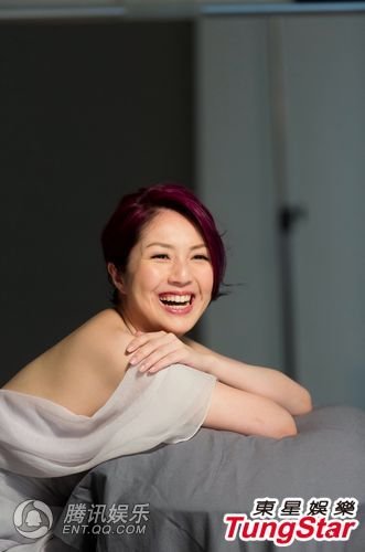 组图:杨千嬅产后瘦身首拍广告 露美背状态好