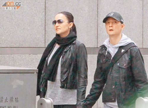 吴彦祖牵手妻子恩爱逛街 Lisa自曝怀孕无故哭泣