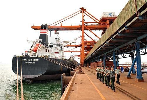 8月27日,曹妃甸边防检查站的官兵在曹妃甸口岸矿石二期码头巡逻。记者从曹妃甸边防检查站获悉,曹妃甸口岸自2012年8月28日正式对外开放,截至今年8月28日,出入境船舶达2256艘次,进出口货物达1.17亿吨。新华社记者 杨世尧 摄