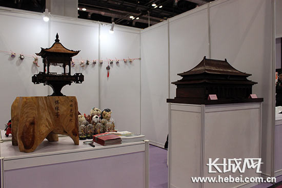 张树增的红木薄竹镂空微雕作品“太和殿”。李国秀 摄