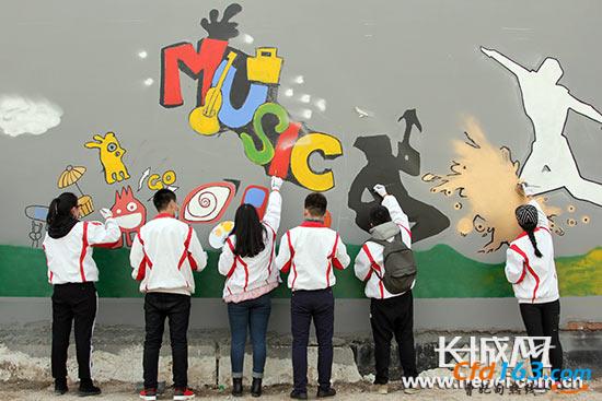 大学生在创业主题街区开展公益涂鸦活动。长城网 邢丁 摄