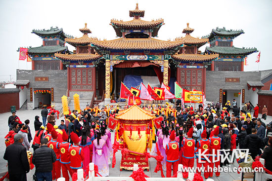 ��ɽ��������д��������������׽�����Ů�񿪺��ڡ������� �϶� ��